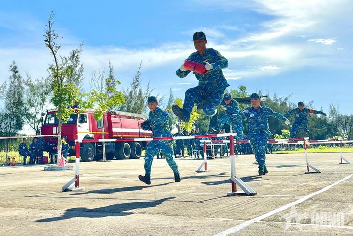 Các vận động viên thực hành nội dung vượt vật cản xà ngang.