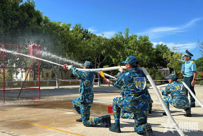 Các vận động viên thực hành nội dung thi Đội xe chữa cháy phun nước trúng tiêu điểm.
