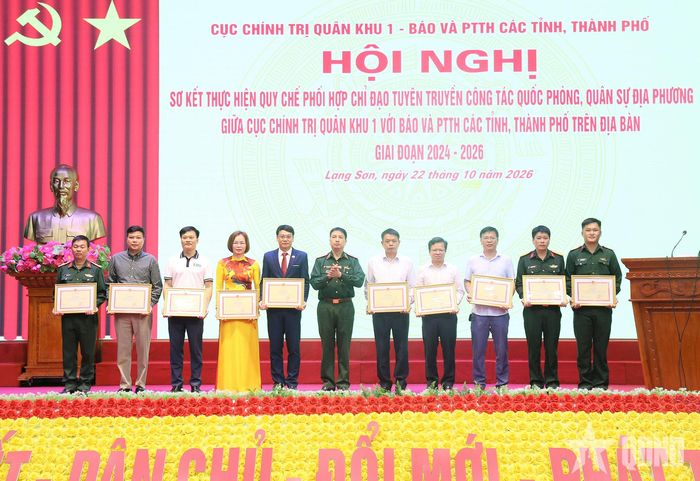  Lãnh đạo Quân khu 1 trao bằng khen tặng các tập thể, cá nhân có thành tích xuất sắc trong tham gia tuyên truyền về công tác quốc phòng, quân sự địa phương.