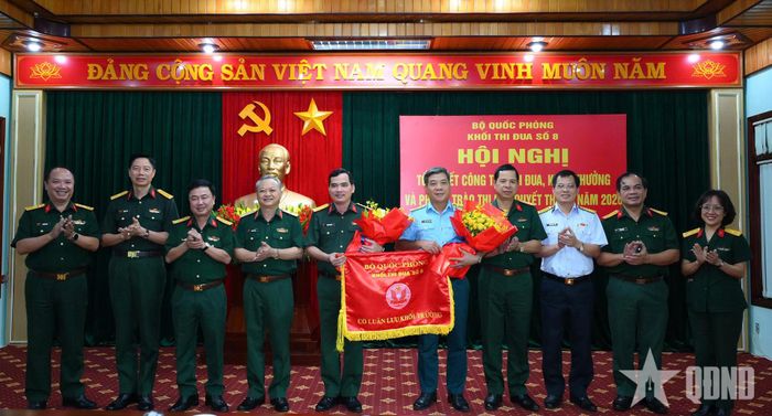 Đại diện lãnh đạo các đơn vị trong Khối thi đua số 8.