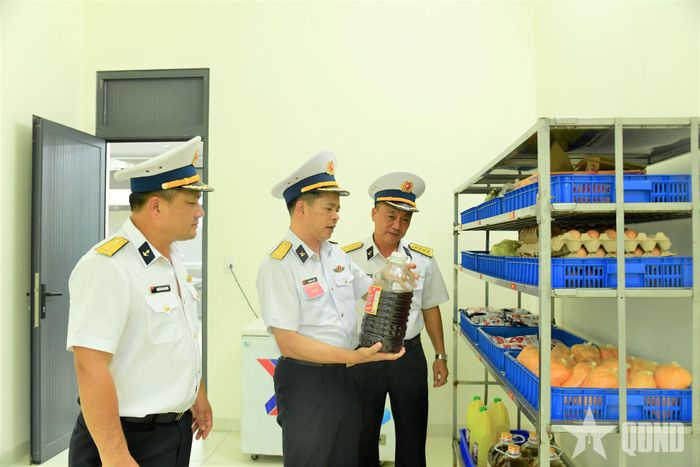 Kiểm tra kho thực phẩm bếp ăn khối tàu.