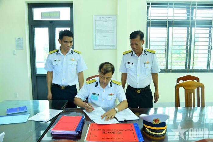 Kiểm tra sổ sách công tác hậu cần.