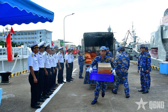 Thi nhận thực phẩm cho tàu thực hiện nhiệm vụ.