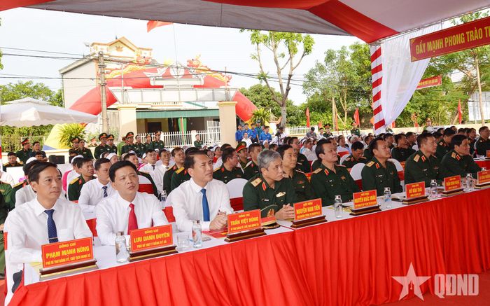 Các đại biểu tham dự buổi lễ.
