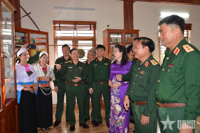 Các đại biểu tham quan khu trưng bày trong “Trung tâm sinh hoạt văn hóa người Mường”. 