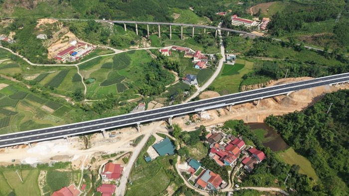 Cao tốc Hữu Nghị - Chi Lăng (Lạng Sơn) đang được tích cực thi công, hoàn thiện. Ảnh: THU THẢO 