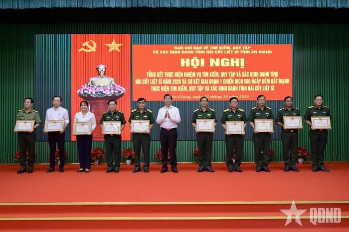  Trưởng ban chỉ đạo 515 tỉnh An Giang trao bằng khen tặng các tập thể, cá nhân có thành tích xuất sắc trong thực hiện nhiệm vụ tìm kiếm, quy tập và xác định danh tính hài cốt liệt sĩ. 