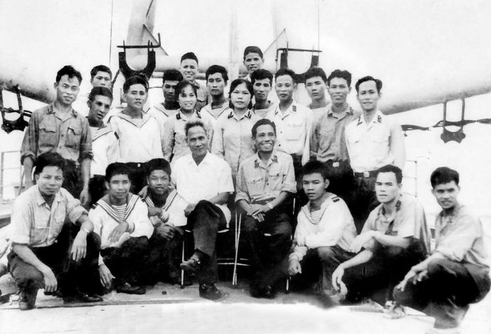 Thủ tướng Phạm Văn Đồng đến thăm và chụp ảnh lưu niệm với cán bộ, chiến sĩ Đoàn 125, năm 1972.