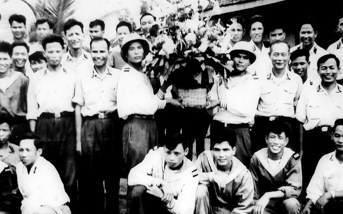 Cán bộ, chiến sĩ Đoàn 125 đón nhận lẵng hoa của Chủ tịch nước Tôn Đức Thắng gửi tặng nhân dịp Xuân mới.