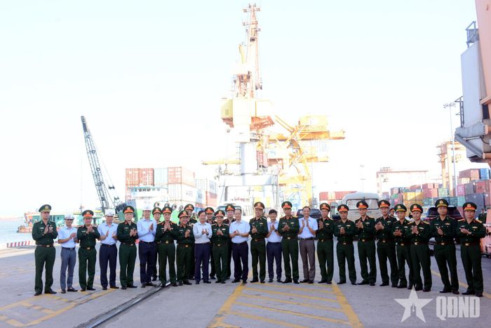  Các thành viên Đoàn khảo sát số 2 Bộ Quốc phòng cùng lãnh đạo Công ty Cổ phần Cảng Hải Phòng.