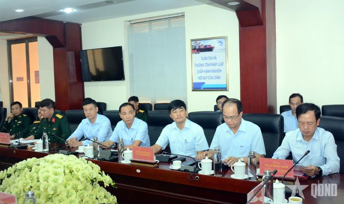  Lãnh đạo Công ty Cổ phần Cảng Hải Phòng và các đại biểu dự buổi làm việc.