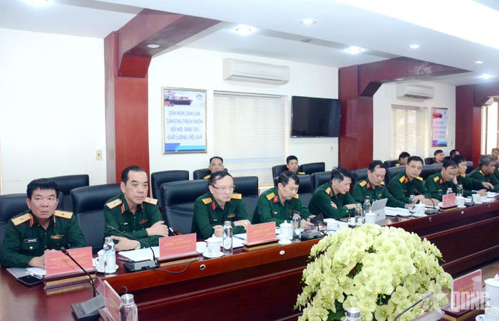  Các thành viên Đoàn khảo sát số 2 Bộ Quốc phòng tại buổi làm việc.