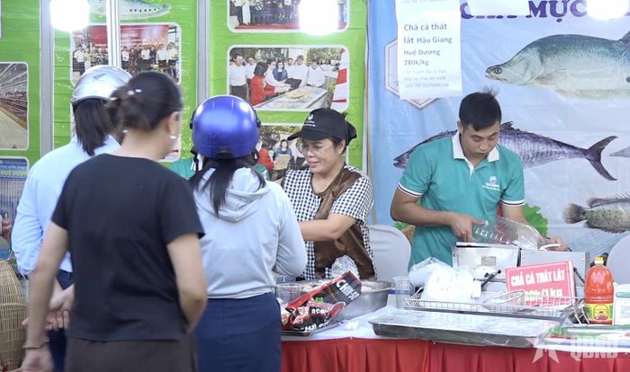  Các sản phẩm tại hội chợ thu hút đông đảo người dân.