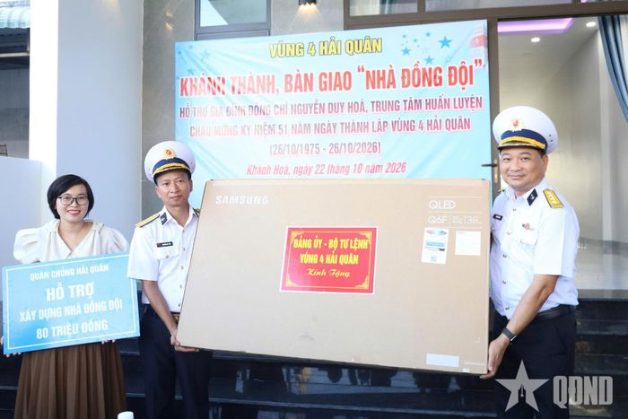  Đại tá Bùi Xuân Bình, Chính ủy Vùng 4 Hải quân trao biển hỗ trợ kinh phí xây dựng nhà đồng đội và tặng quà gia đình Đại úy QNCN Nguyễn Duy Hòa.