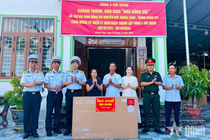  Đại tá Đỗ Minh và đoàn công tác trao ti vi tặng gia đình Thượng úy Nguyễn Đức Hoàng Sang. 