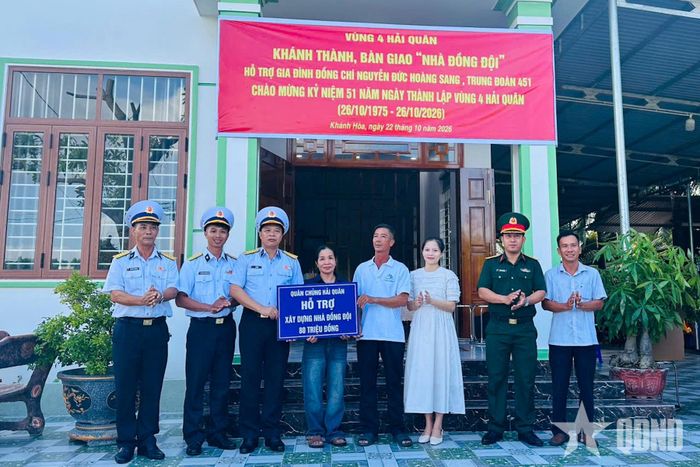  Đại tá Đỗ Minh, Phó tư lệnh Vùng 4 Hải quân trao biển hỗ trợ kinh phí xây dựng nhà đồng đội tặng gia đình Thượng úy Nguyễn Đức Hoàng Sang.