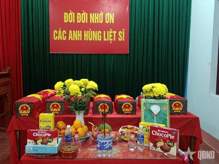  Sau khi quy tập, cất bốc, hài cốt liệt sĩ được lực lượng chức năng đưa về thờ tự trang nghiêm, chu đáo.