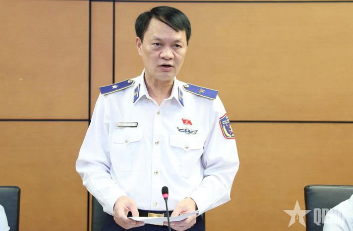 Thiếu tướng Lương Đình Hưng phát biểu tại phiên họp tổ, chiều 22-10. 