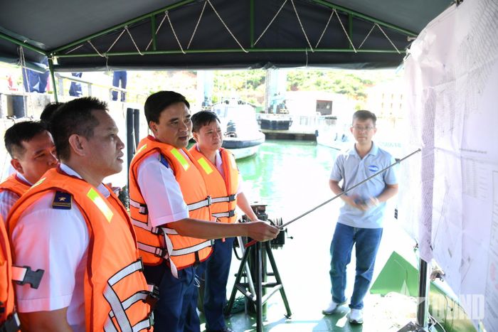 Đoàn công tác làm việc tại buổi nghiệm thu. 
