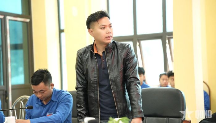Anh Chảo Văn Quỳnh, thôn Phìn Lò, xã Sơn Vĩ nêu kiến nghị về hỗ trợ khởi nghiệp tại hội nghị đối thoại với Chủ tịch UBND xã. 