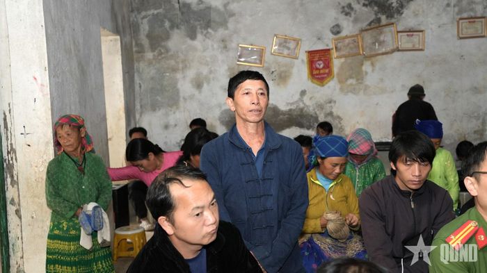 Người dân thôn Thượng Phùng nêu kiến nghị về những vấn đề liên quan đến đời sống, sản xuất tại hội nghị đối thoại với Chủ tịch UBND xã Sơn Vĩ. 