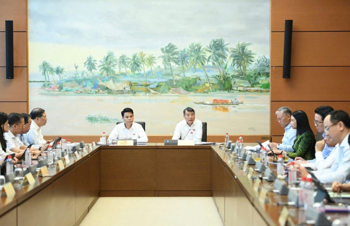 Quang cảnh phiên thảo luận tại tổ. Ảnh: TRỌNG HẢI 