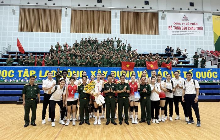 Thủ trưởng Binh chủng Thông tin liên lạc và các cán bộ, chiến sĩ động viên, chúc mừng CLB bóng chuyền nữ Binh chủng Thông tin - Binh đoàn 19. Ảnh: NGUYỆT ANH 