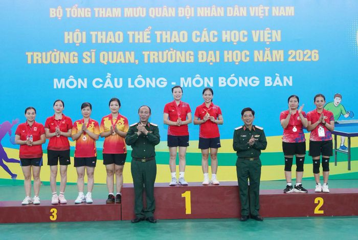 Ban tổ chức trao thưởng nội dung đôi nữ bóng bàn. Ảnh: ĐỨC ANH 