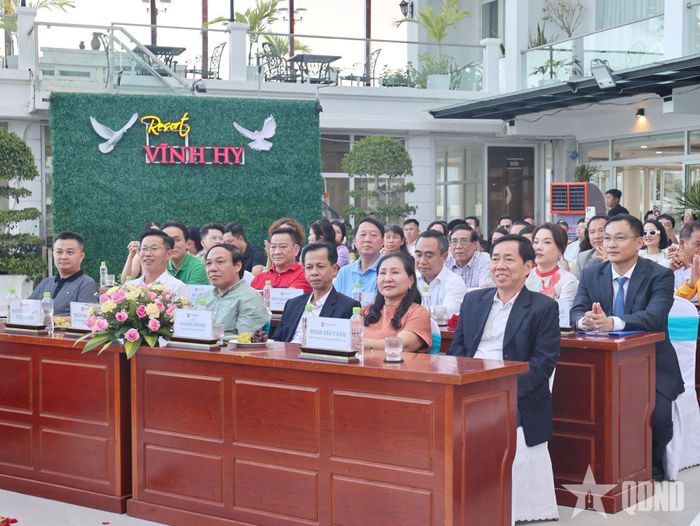 Các đại biểu tham gia buổi họp báo.