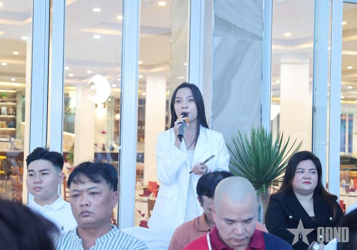 Các nhà báo tham gia ý kiến tại buổi họp báo.