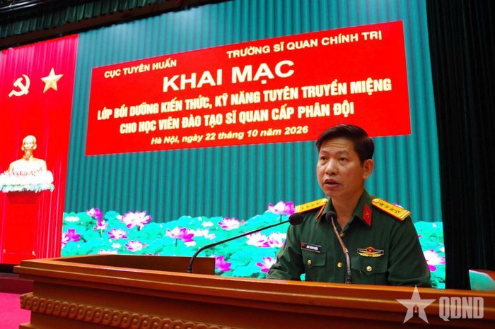 Đại tá Ngô Thành Khiên phát biểu khai mạc lớp bồi dưỡng. 