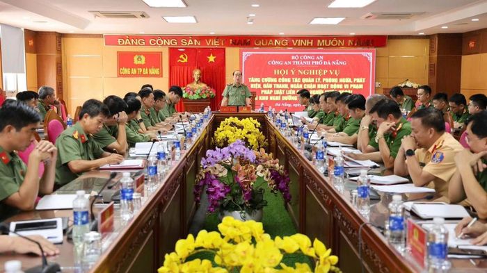 Thiếu tướng Nguyễn Hữu Hợp chủ trì buổi Hội ý nghiệp vụ.