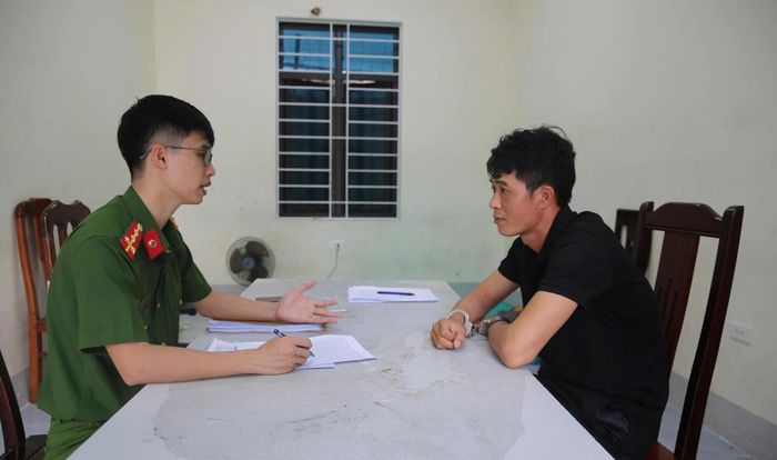Cán bộ điều tra lấy lời khai của đối tượng Nguyễn Đình An.