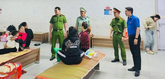 Công an phường Thuận Hóa phối hợp lực lượng bảo vệ, đoàn viên thanh niên tuần tra tại Bệnh viện Trung ương Huế.