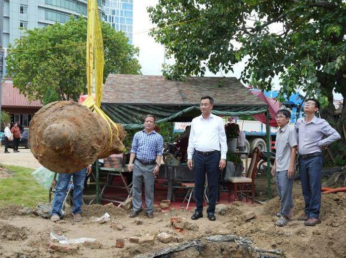 Đích thân Bí thư Thành ủy Lê Ngọc Quang có mặt tại hiện trường chỉ đạo công tác đưa hiện vật lên mặt đất đảm bảo tuyệt đối an toàn.