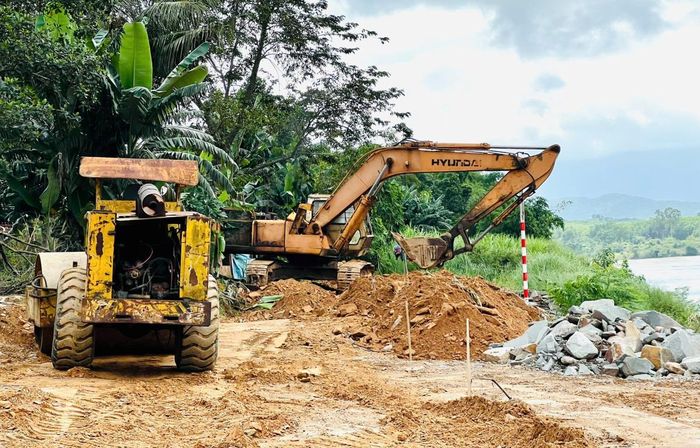 Tiếp tục huy động máy móc để thi công phần còn lại.