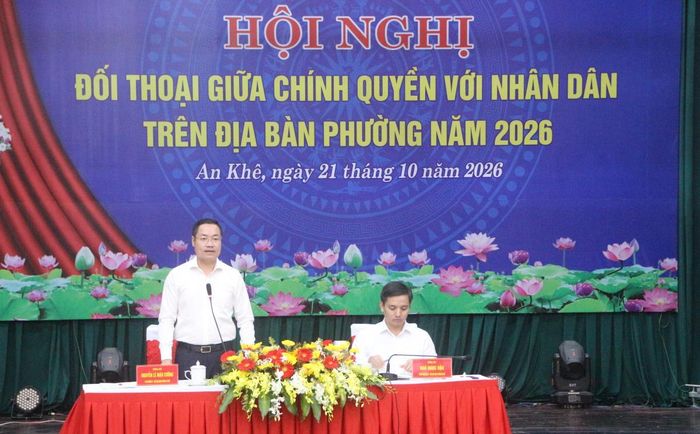 Lãnh đạo phường An Khê đối thoại với người dân trên địa bàn.