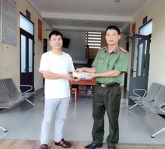 Công an xã Sơn Hạ trao trả tài sản cho anh Liễu.