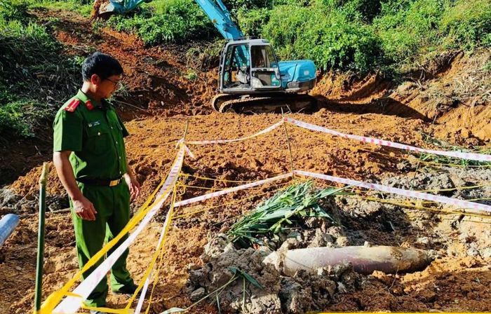 Công an xã Dục Nông bảo vệ hiện trường phát hiện vật nghi là bom.