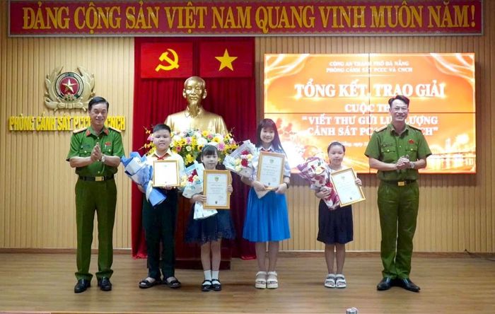 Lãnh đạo Phòng Cảnh sát PCCC và CNCH trao chứng nhận cho các em học sinh đạt giải