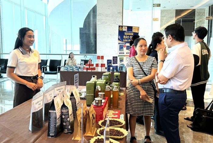 Các đại biểu tham quan gian hàng trưng bày, giới thiệu sản phẩm, dịch vụ bên lề Hội thảo.