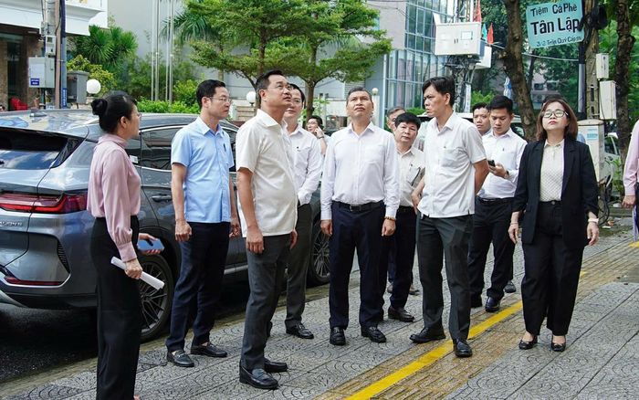 Bí thư Thành ủy Đà Nẵng Lê Ngọc Quang và lãnh đạo UBND thành phố, các sở ngành kiểm tra thực tế một số trụ sở, khu đất dôi dư sau sắp xếp tại phường Hải Châu