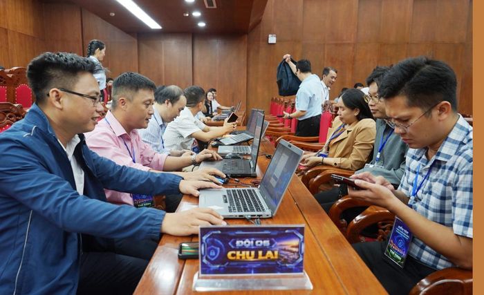 120 thành viên là cán bộ phụ trách lĩnh vực công nghệ thông tin của các cơ quan, đơn vị, địa phương được chia thành 10 đội tham gia diễn tập thực chiến với hình thức của một cuộc thi.