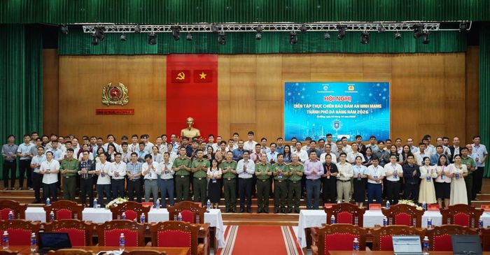 Đại biểu tham dự hội nghị chụp ảnh lưu niệm