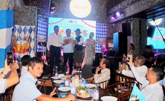 Các đại biểu thực hiện nghi thức khai bia.