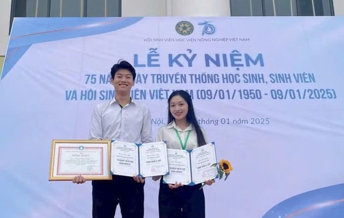 Dung vinh dự nhận danh hiệu “Sinh viên 5 tốt” cấp Học viện.