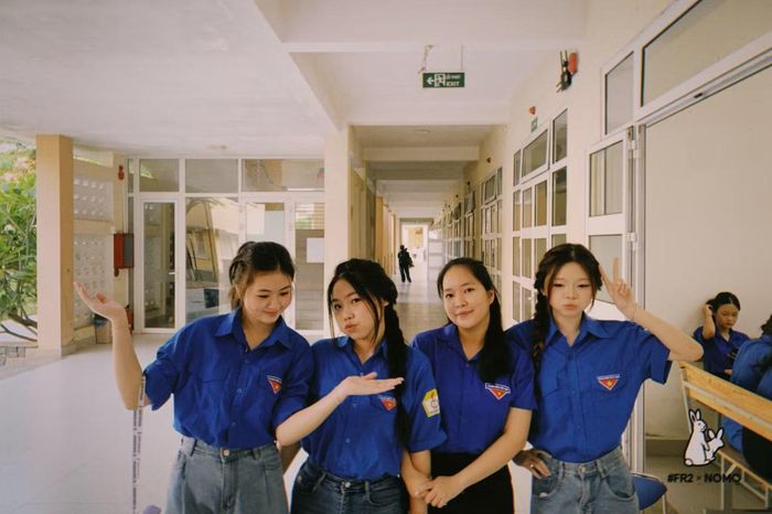 Vân (thứ hai, từ phải sang) kết nối bạn bè, hòa nhập với môi trường đại học.