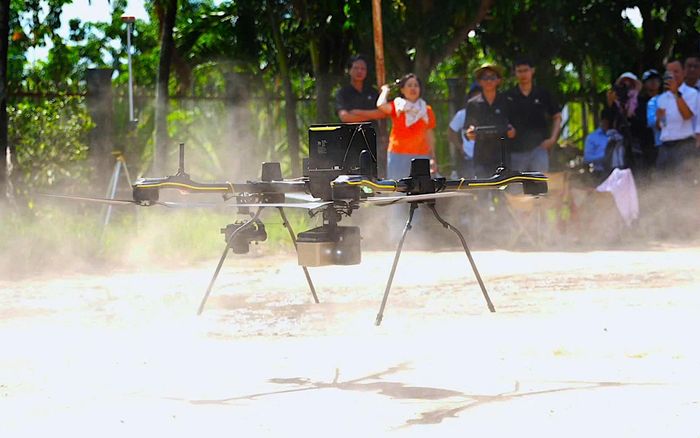 Chuyên gia Công ty GASCOLAE (Tập đoàn CT Group) hướng dẫn vận hành thiết bị UAV tại xã Trừ Văn Thố, TPHCM. Ảnh: QUANG HUY