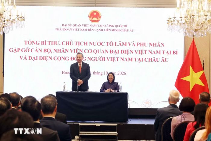  Tổng Bí thư, Chủ tịch nước Tô Lâm nói chuyện thân mật với cán bộ, nhân viên Đại sứ quán Việt Nam tại Bỉ và đại diện cộng đồng người Việt Nam tại châu Âu. Ảnh: TTXVN 