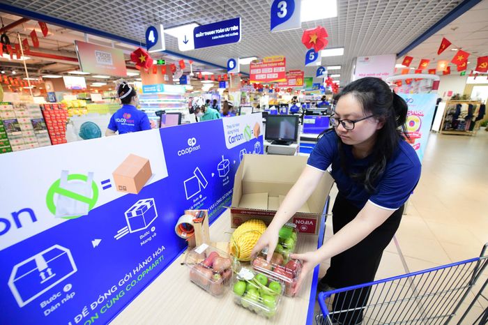 Quầy đóng gói bằng thùng giấy được Saigon Co.op trang bị trên toàn hệ thống siêu thị khắp cả nước. Ảnh AMINH XUÂN